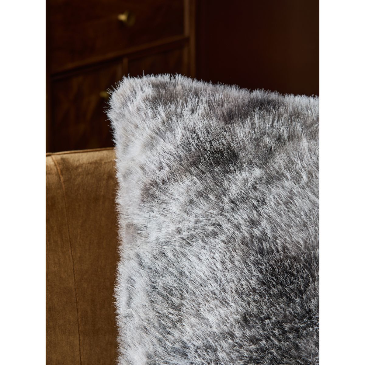 Coussin en imitation fourrure lou gris anthracite, NEXT