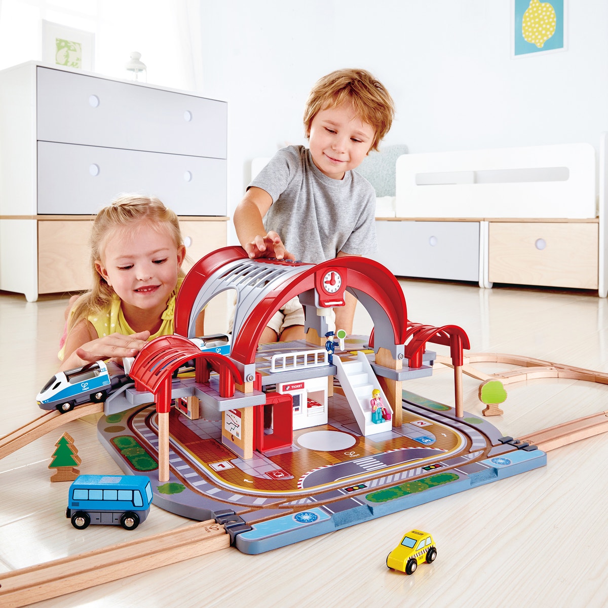 Grande gare urbaine E3725 multicolore, HAPE