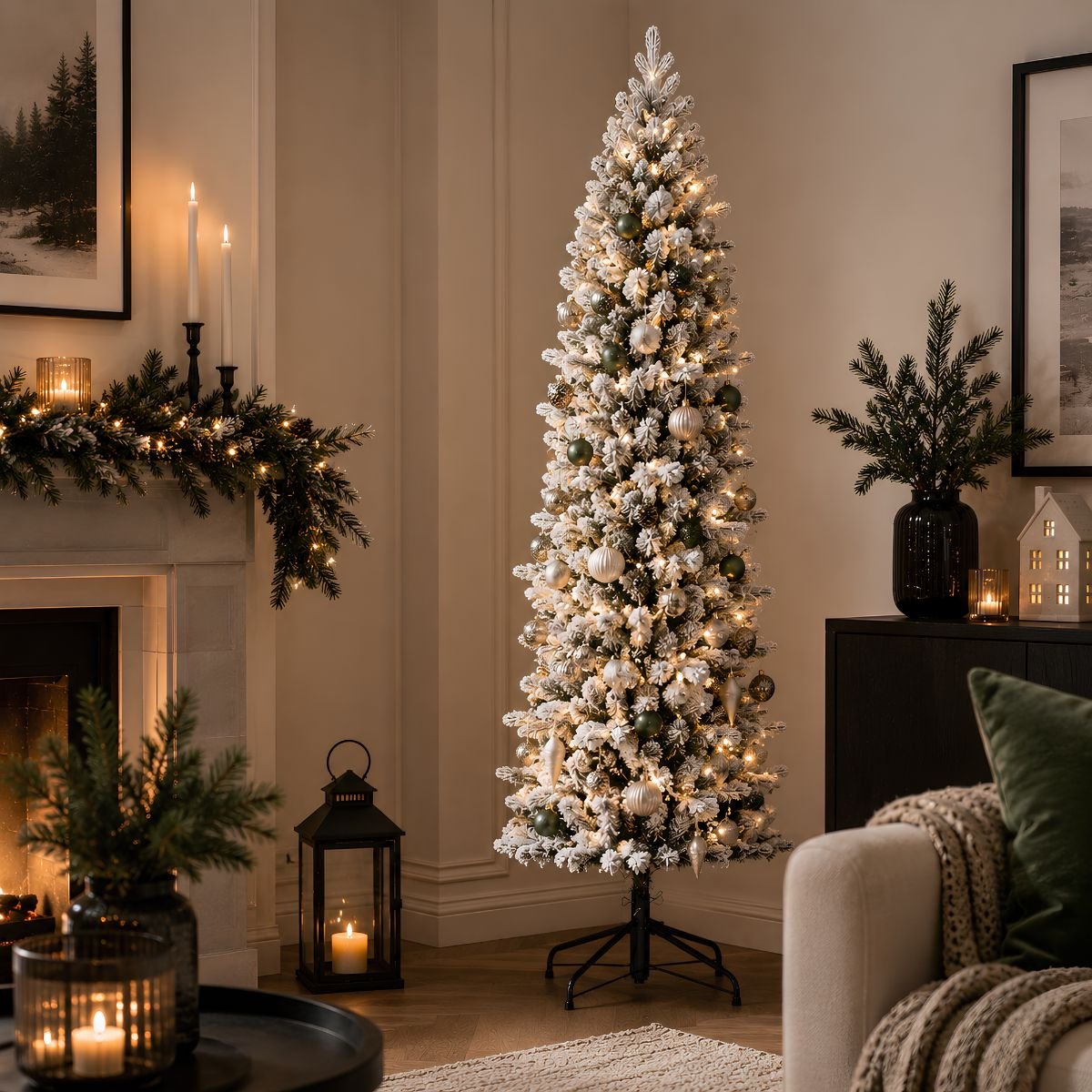 Sapin de Noël artificiel étroit et enneigé H215 cm HARMA vert, BLACK BOX TREES