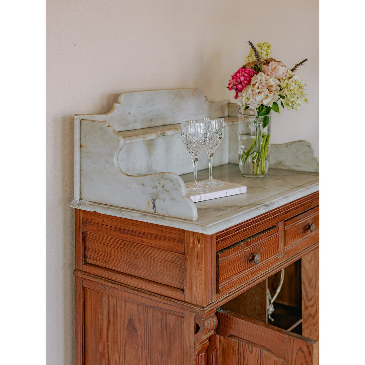 Buffet de rangement avec compartiment en marbre blanc Gilbert N°1714 - Bon état bois foncé, DEBONGOUT