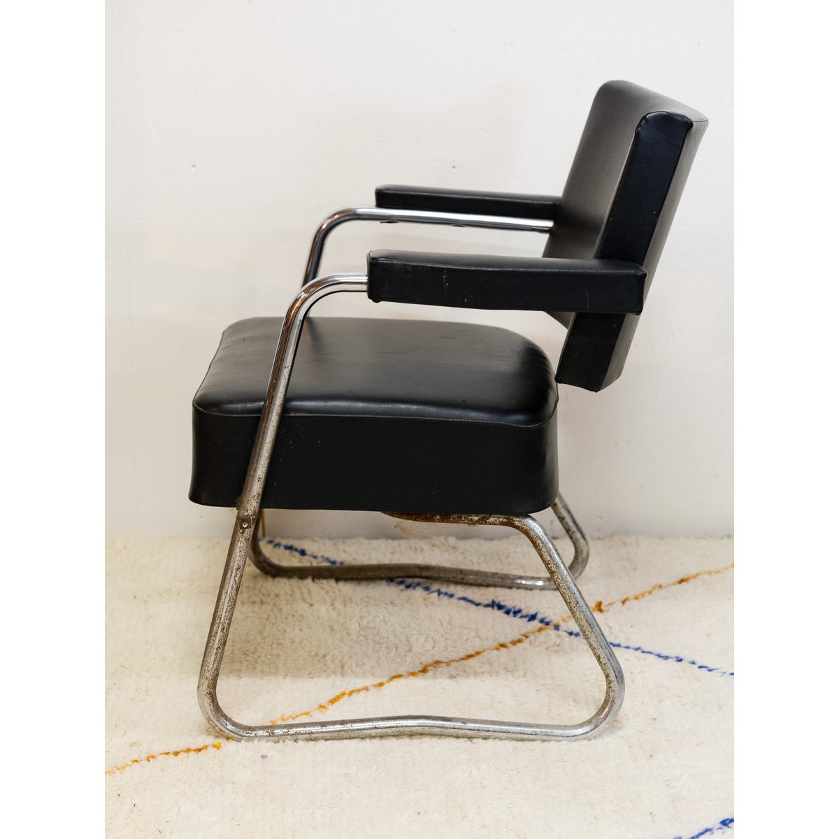 Paire de fauteuils en cuir noir et chromés Jakob N°765 - Bon état noir, DEBONGOUT
