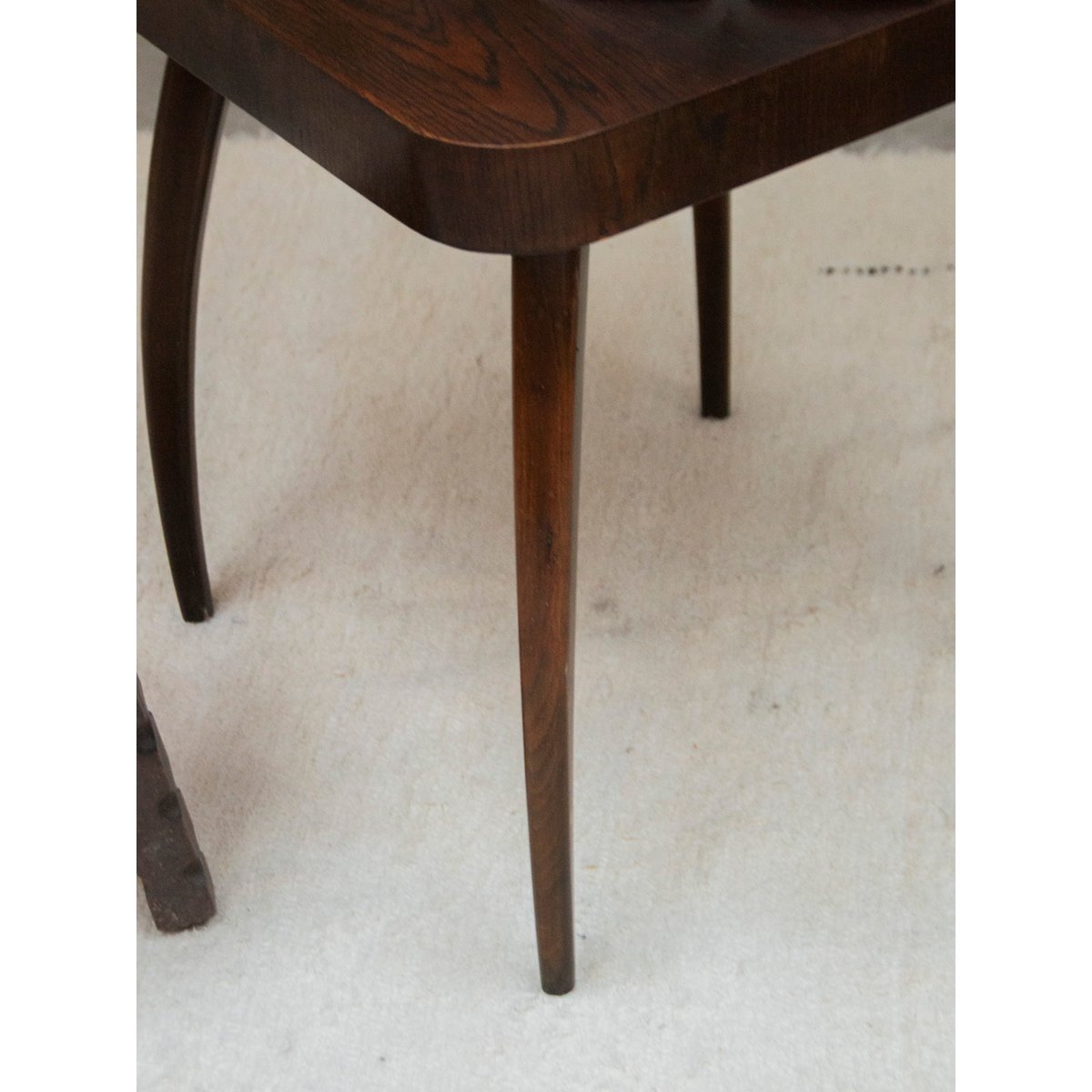 Table d'appoint en bois foncé Hanna N°772 - Bon état bois foncé, DEBONGOUT