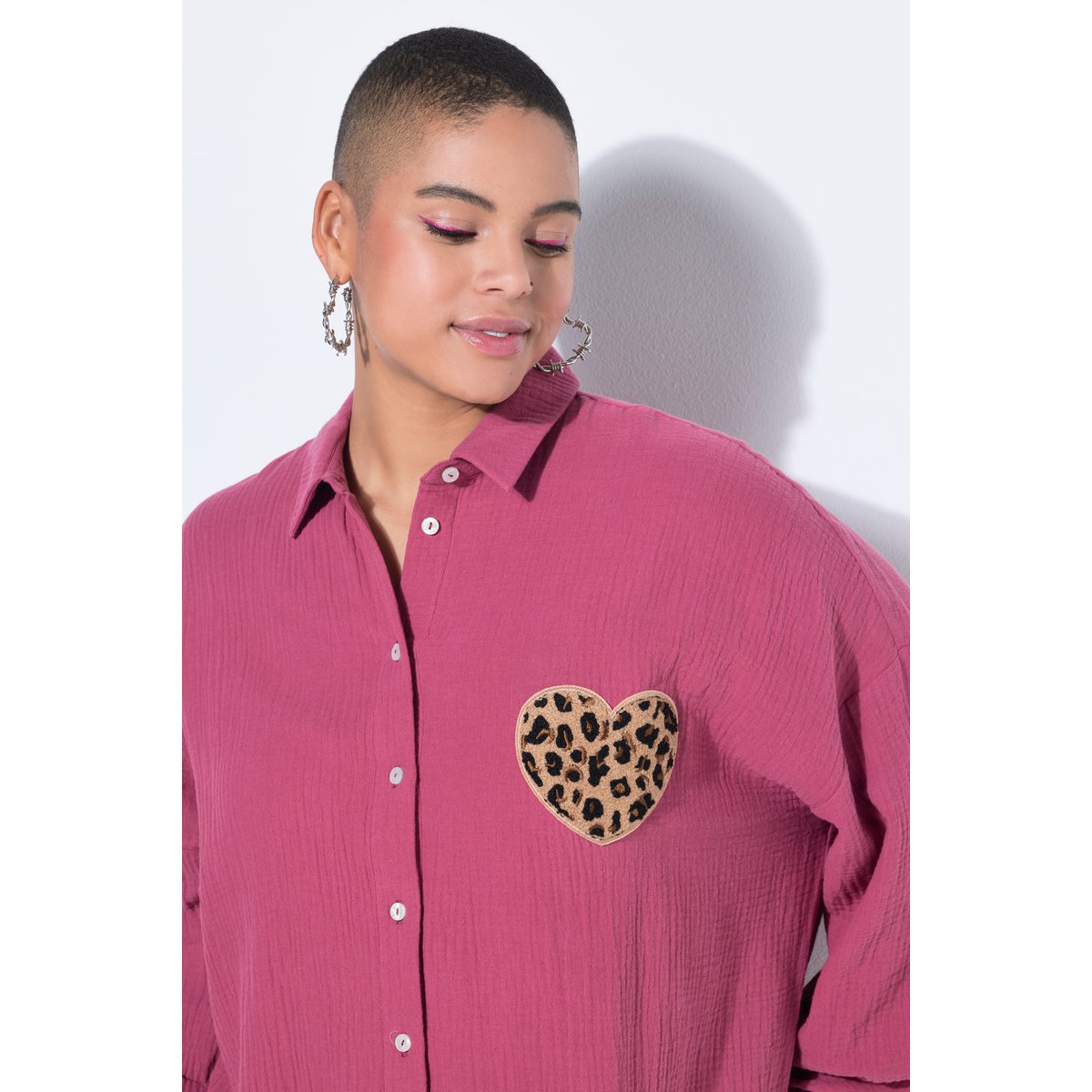 Chemisier oversize en mousseline, patch cœur baie, STUDIO UNTOLD