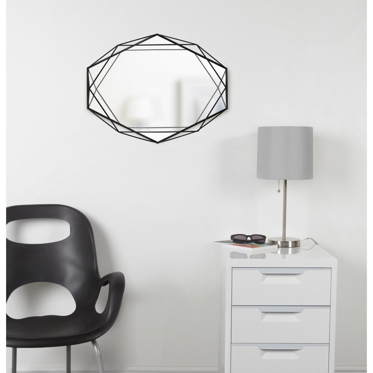 Chaise avec accoudoirs empilable Oh noir, UMBRA