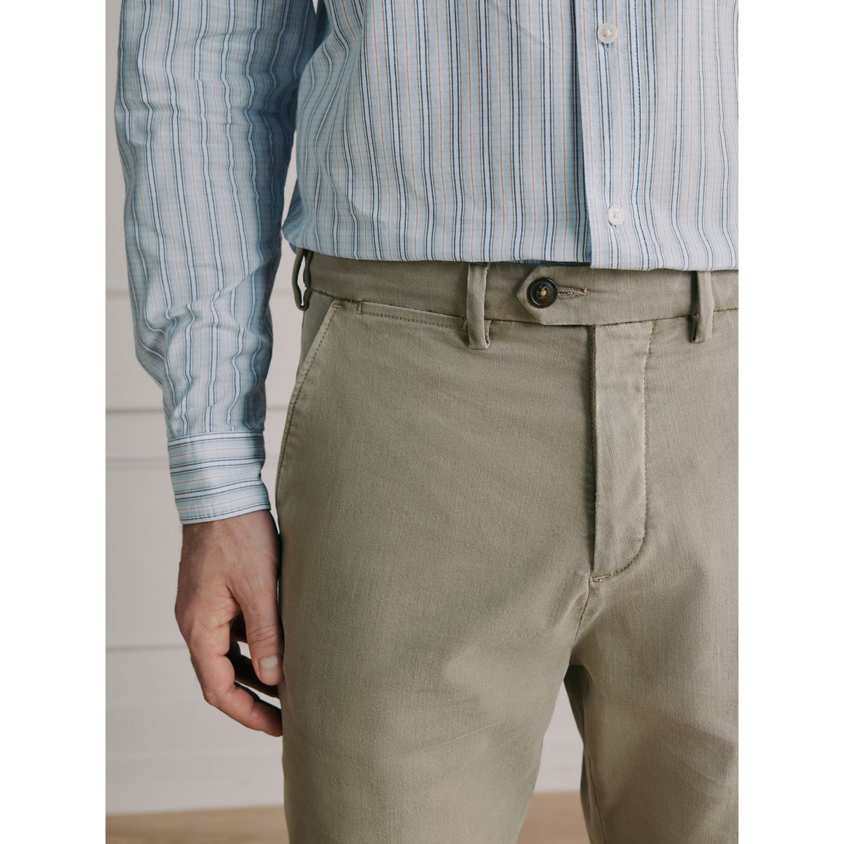 Pantalon chino doux luxueux grège, NEXT