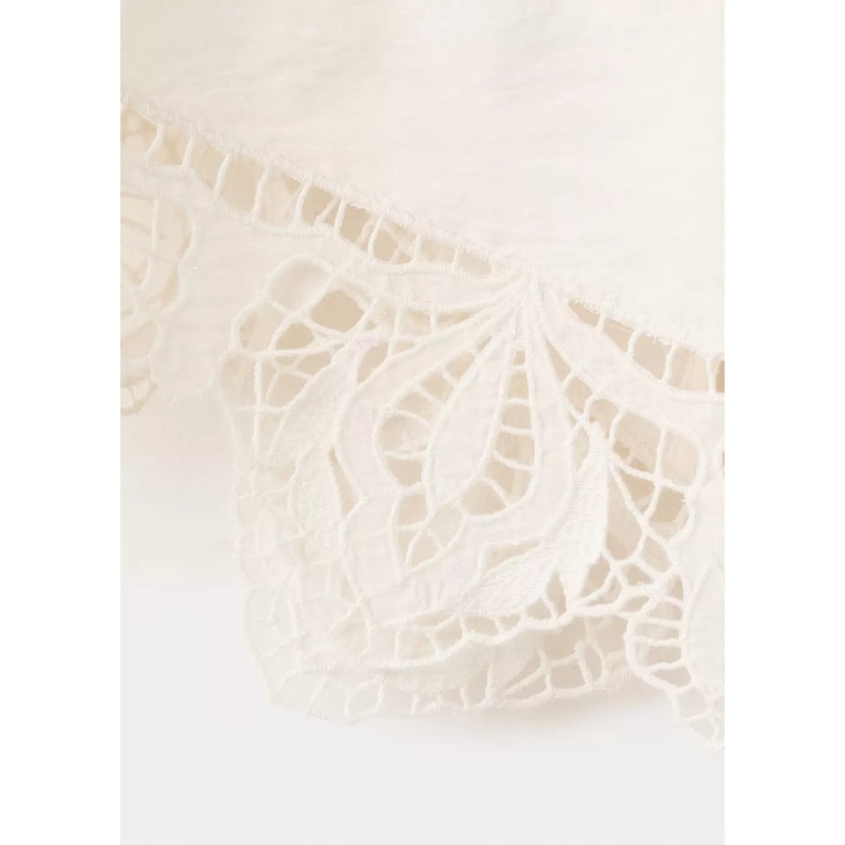 Blouse crop à broderies ajourées blanc cassé, MANGO