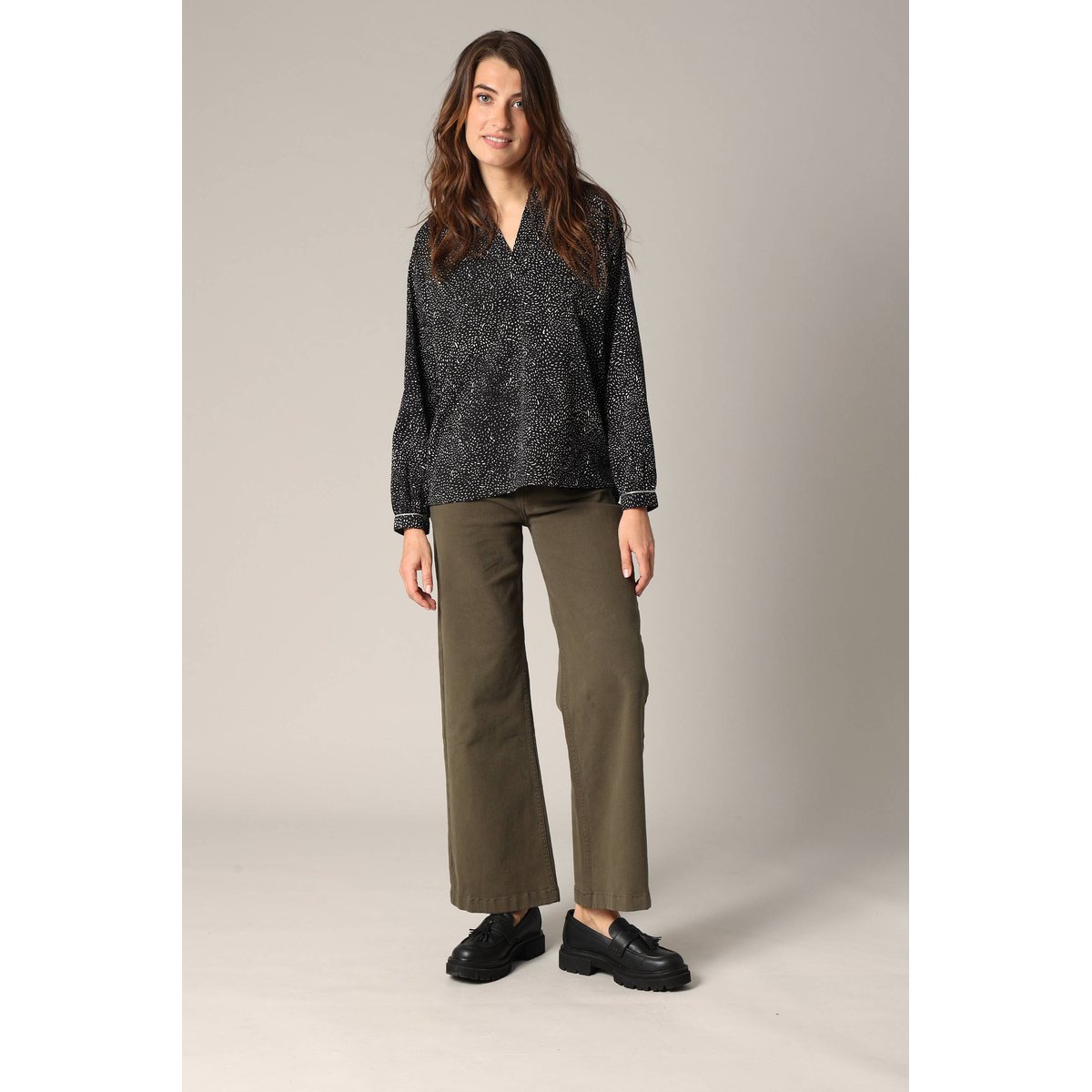 Blouse fluide à imprimé abstrait
 NESSILI black, DEELUXE