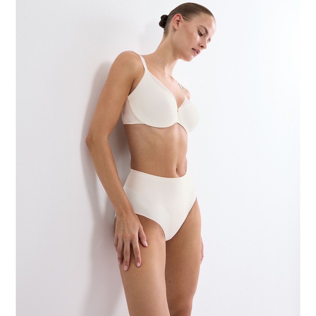 BODY MAKE-UP ILLUSION CURVE hoge slip ecru, TRIUMPH