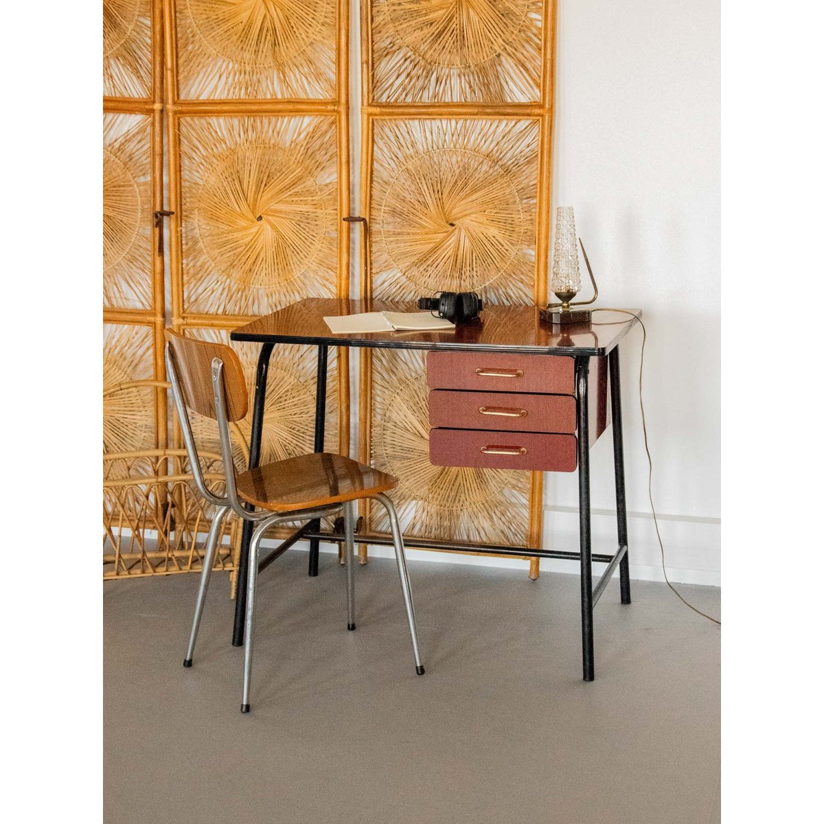 Bureau en formica foncé et métal Yvan N°513 - Bon état noir, DEBONGOUT