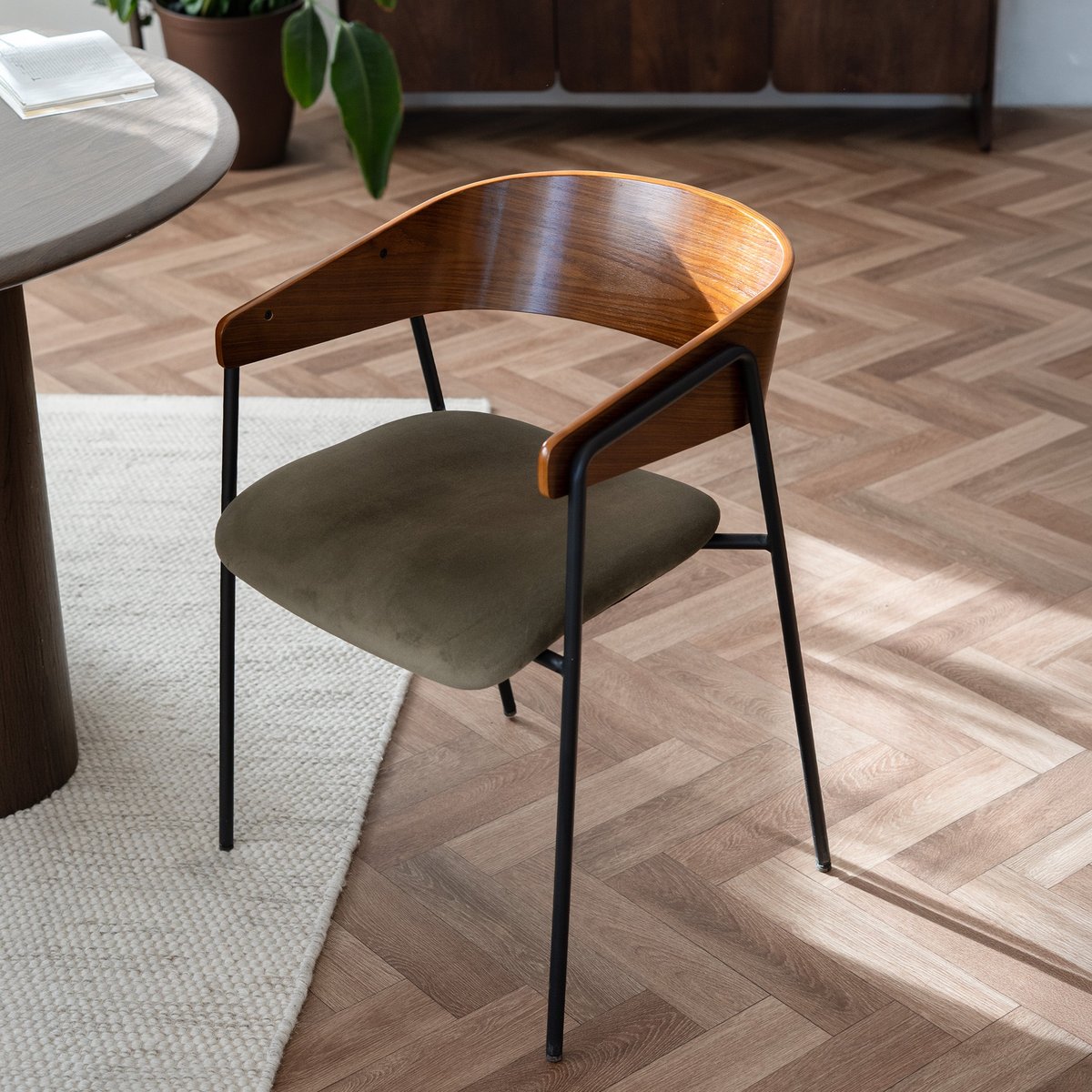 Lot de 2 chaises en velours et bois de noyer - ESMÉE vert kaki, MAISON PAVANE