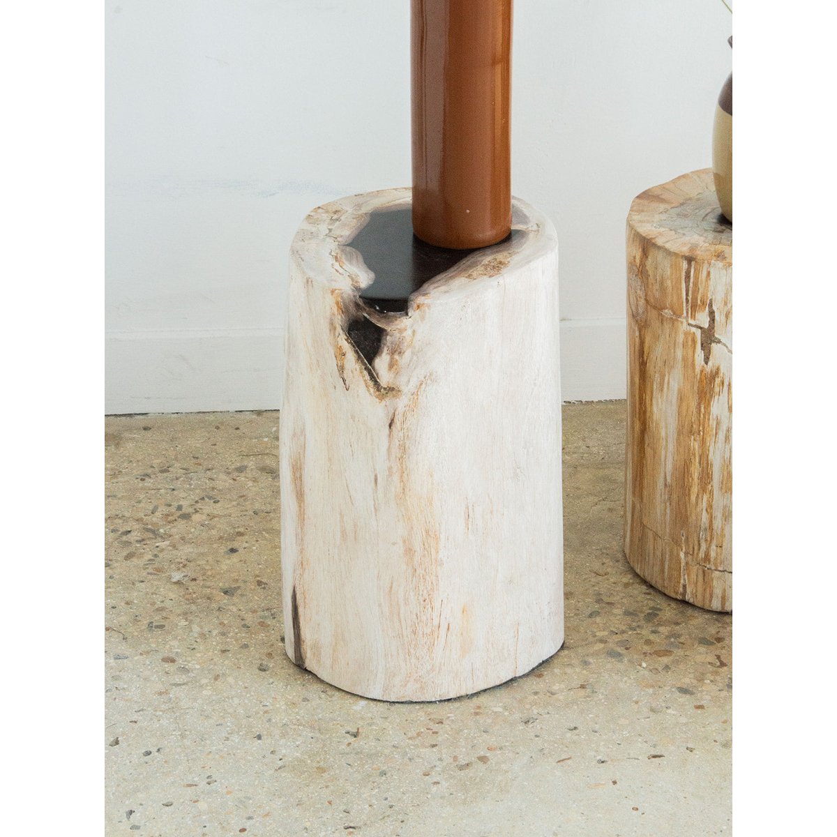 Table d'appoint en bois pétrifié Hanna N°428 - Bon état bois, DEBONGOUT