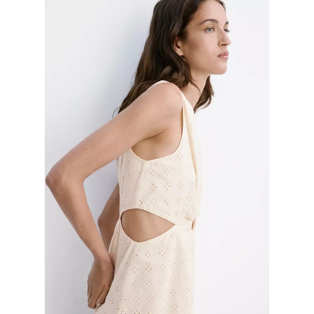 Robe en coton ajourée avec découpes écru, MANGO