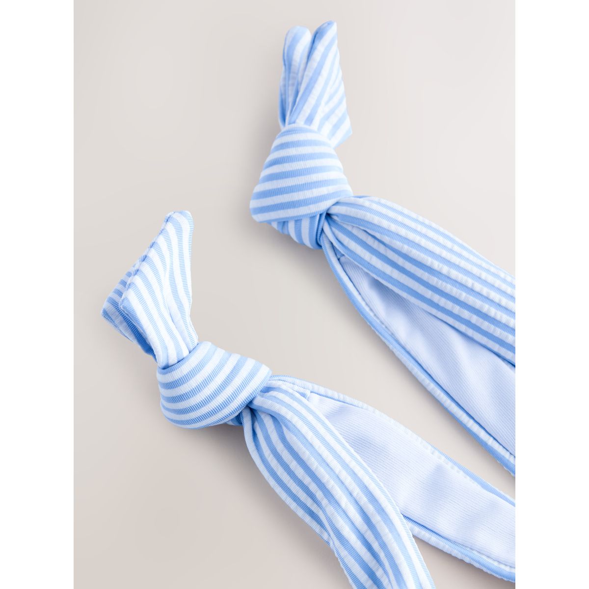 Maillot de bain gainant à encolure dégagée imprimé sardine à rayures bleues et blanches, NEXT