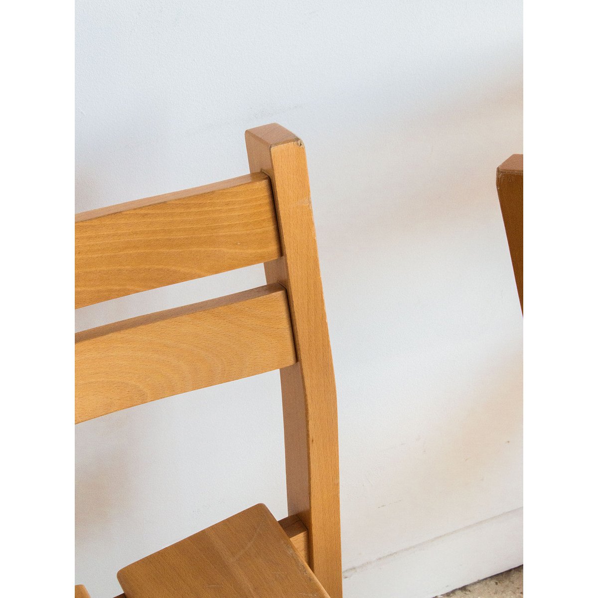 Paire de chaises en pin Alma N°370 - Bon état bois, DEBONGOUT