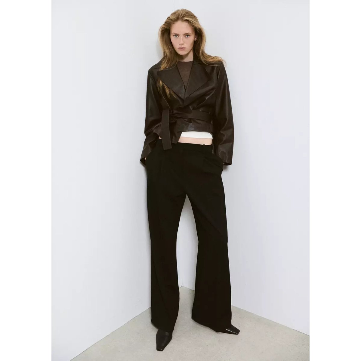 Trench crop en cuir avec ceinture chocolat, MANGO