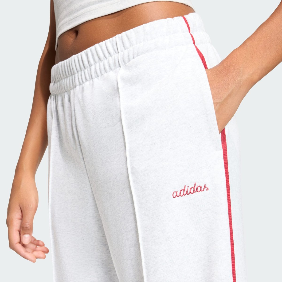Pantalon Avec Graphisme Brodé Seasonal Essentials Colourpop Pantalon Avec Graphisme Brodé Seasonal Essentials Colourpop light grey heather / active maroon, ADIDAS SPORTSWEAR