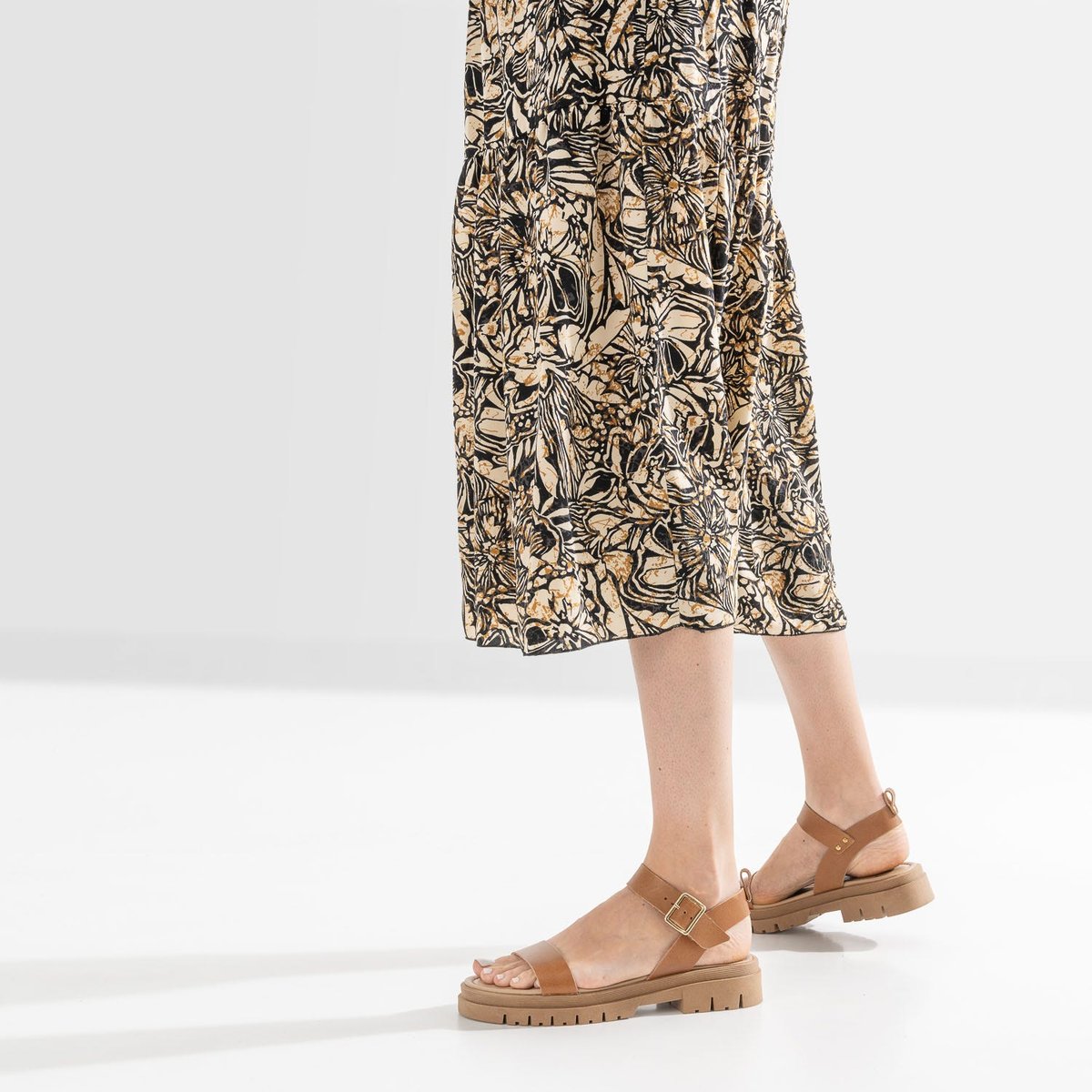 Sandale Plate en cuir NOUHANA camel, TEXTO