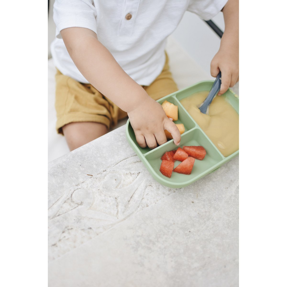 Assiette compartimentée bébé en silicone vert sauge, BEABA