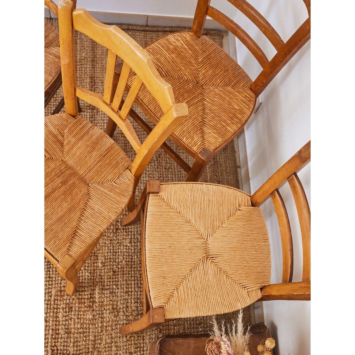 Lot de 5 chaises dépareillées Claude N°1284 - Bon état bois clair, DEBONGOUT