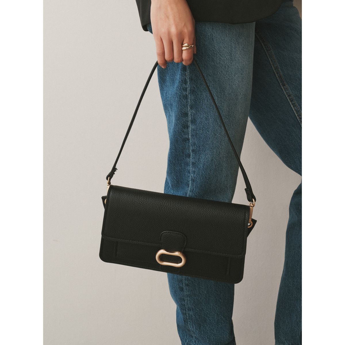 Sac à bandoulière avec détail métallique noir, NEXT