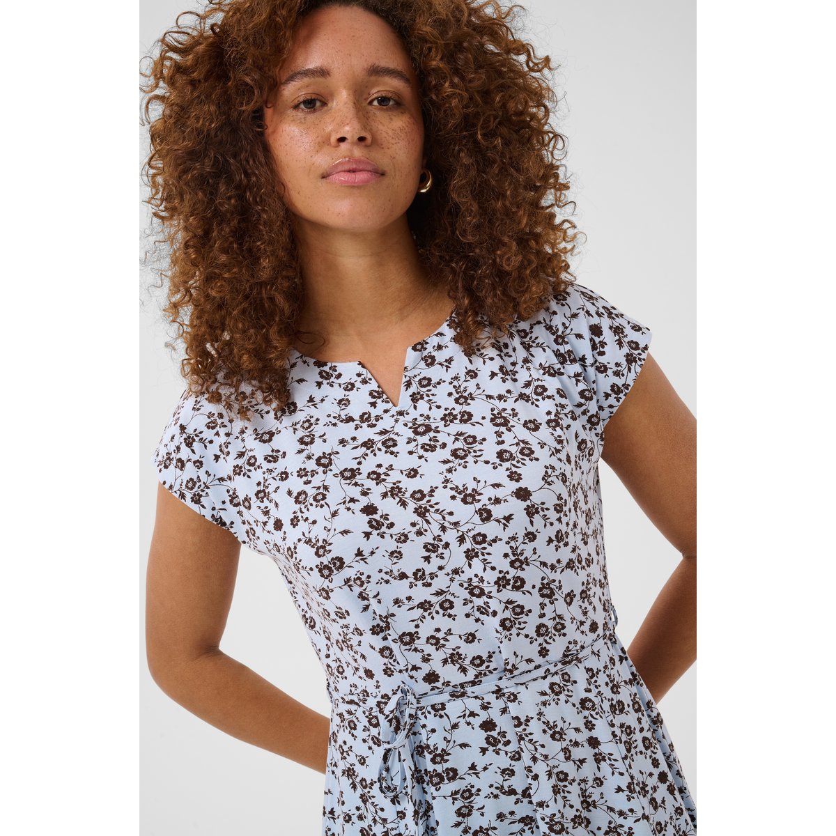 Robe bleu blue fog w. coffee bean flower, KAFFE