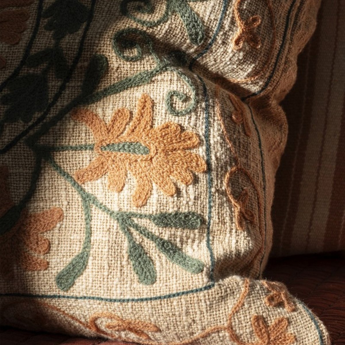 Housse de coussin broderie florale coton SUZANI rouge bordeaux, MADAM STOLTZ