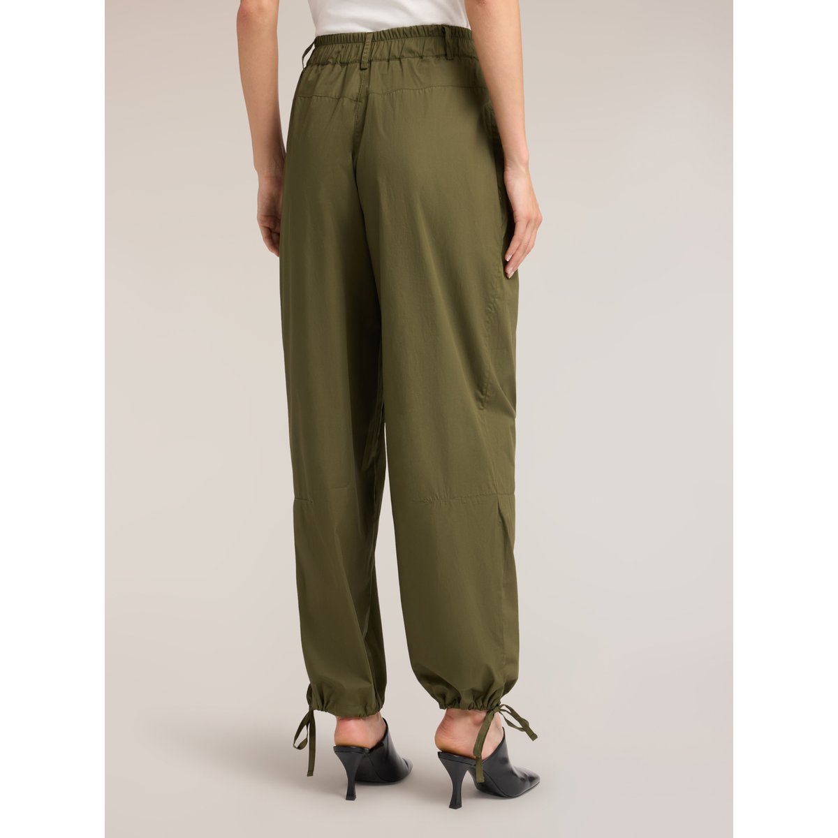 Pantalon cargo verde militare, MOTIVI