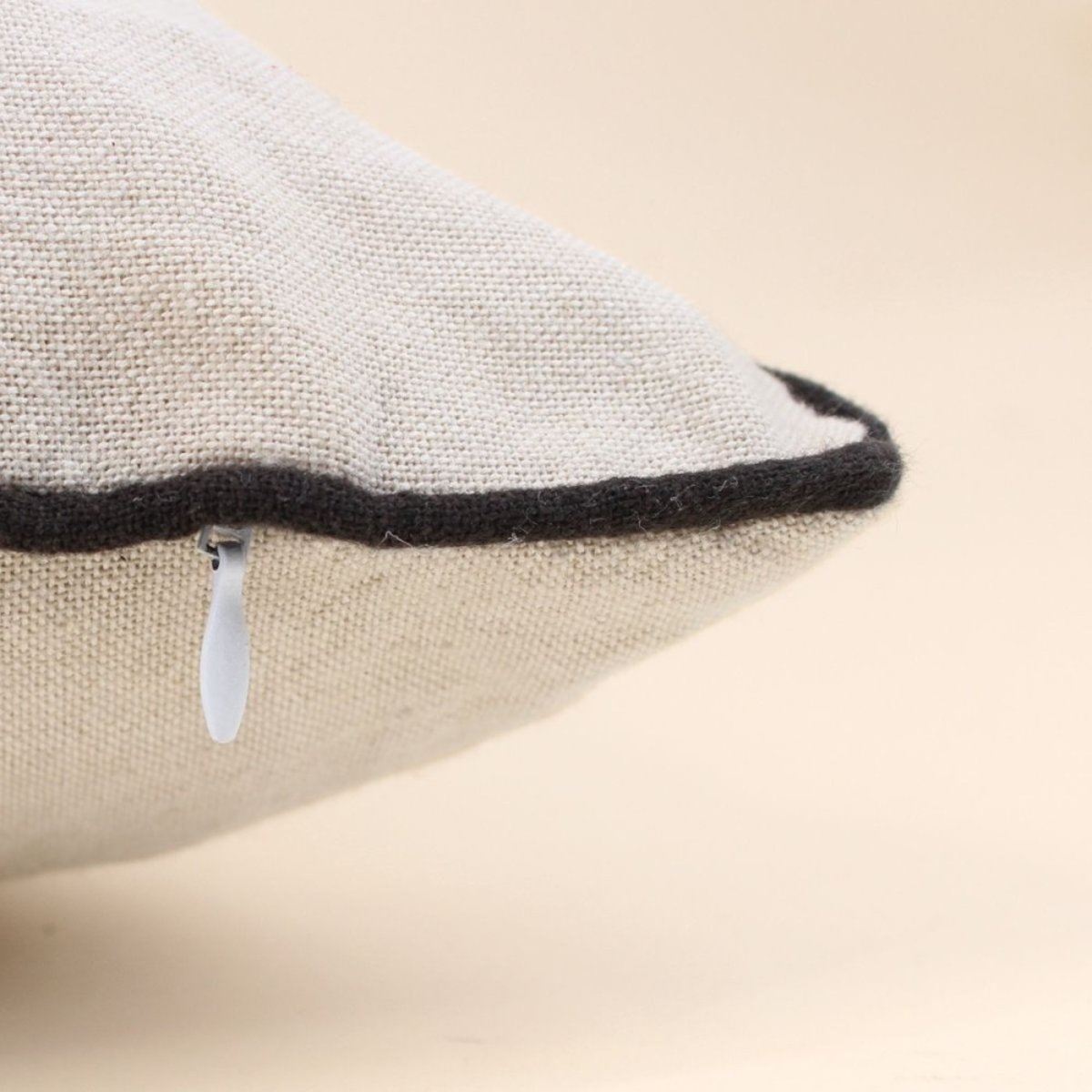 Coussin imprimé "&" 45x45cm beige, ORNAMI