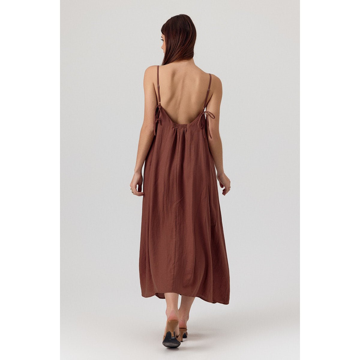 Robe longue à fines bretelles et décolleté en V Brooke marron, ARTLOVE