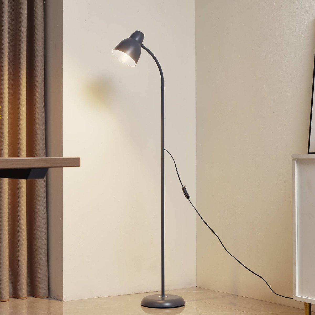 Lampadaire en métal, Tebbi gris, LINDBY