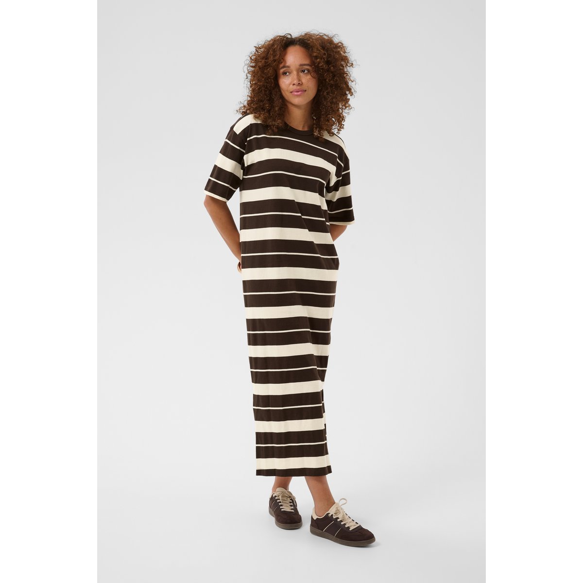 Robe marron coffee bean/turtledove stripe, KAFFE