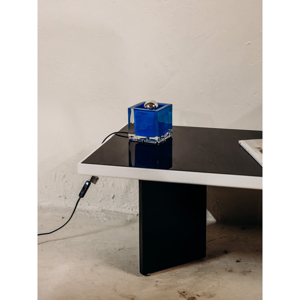 Table basse au verre fumé noir Donna N°1568 - Bon état fumé, DEBONGOUT