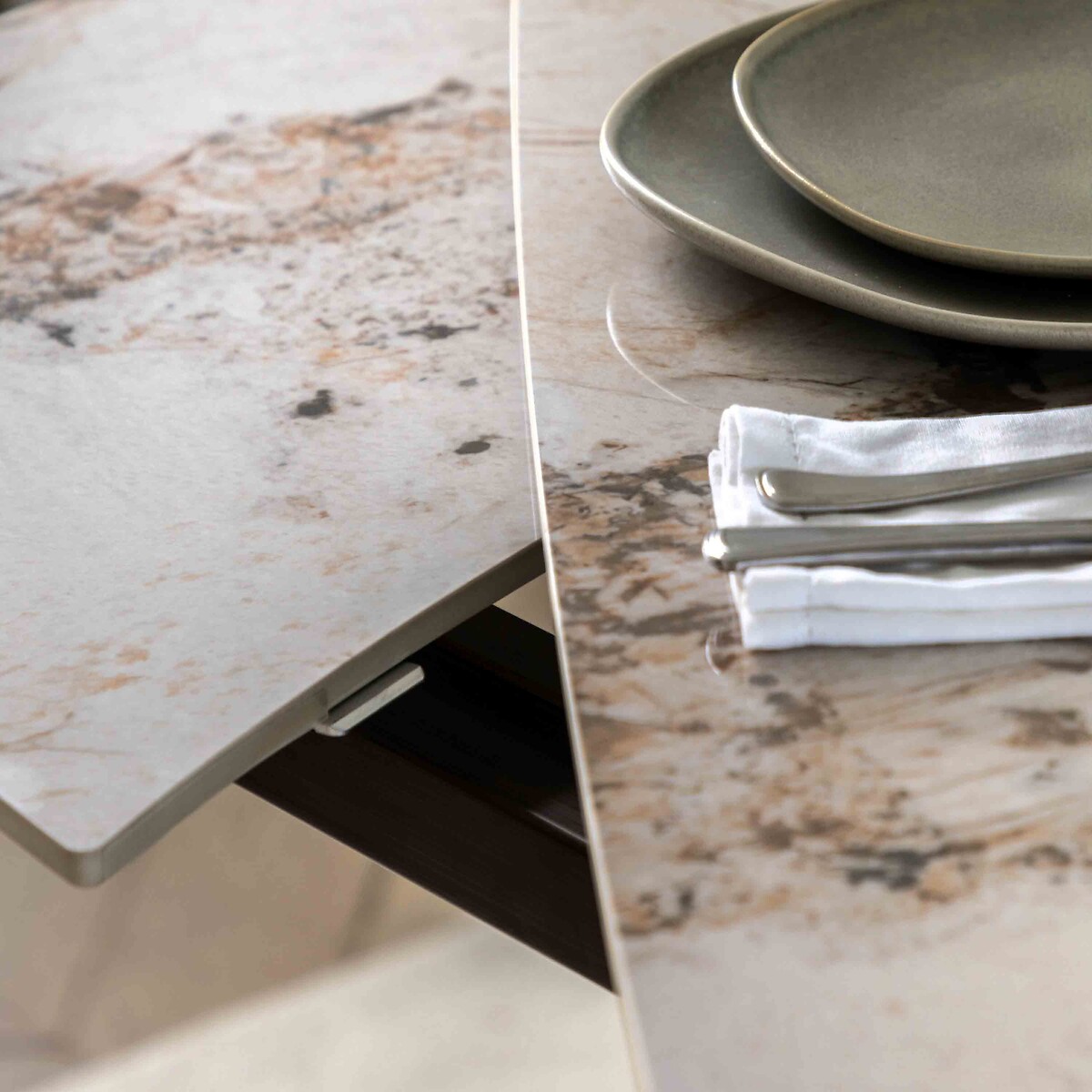 Basil Marble Dining Table (Seats 6-8) bronze, ÉDITÉ