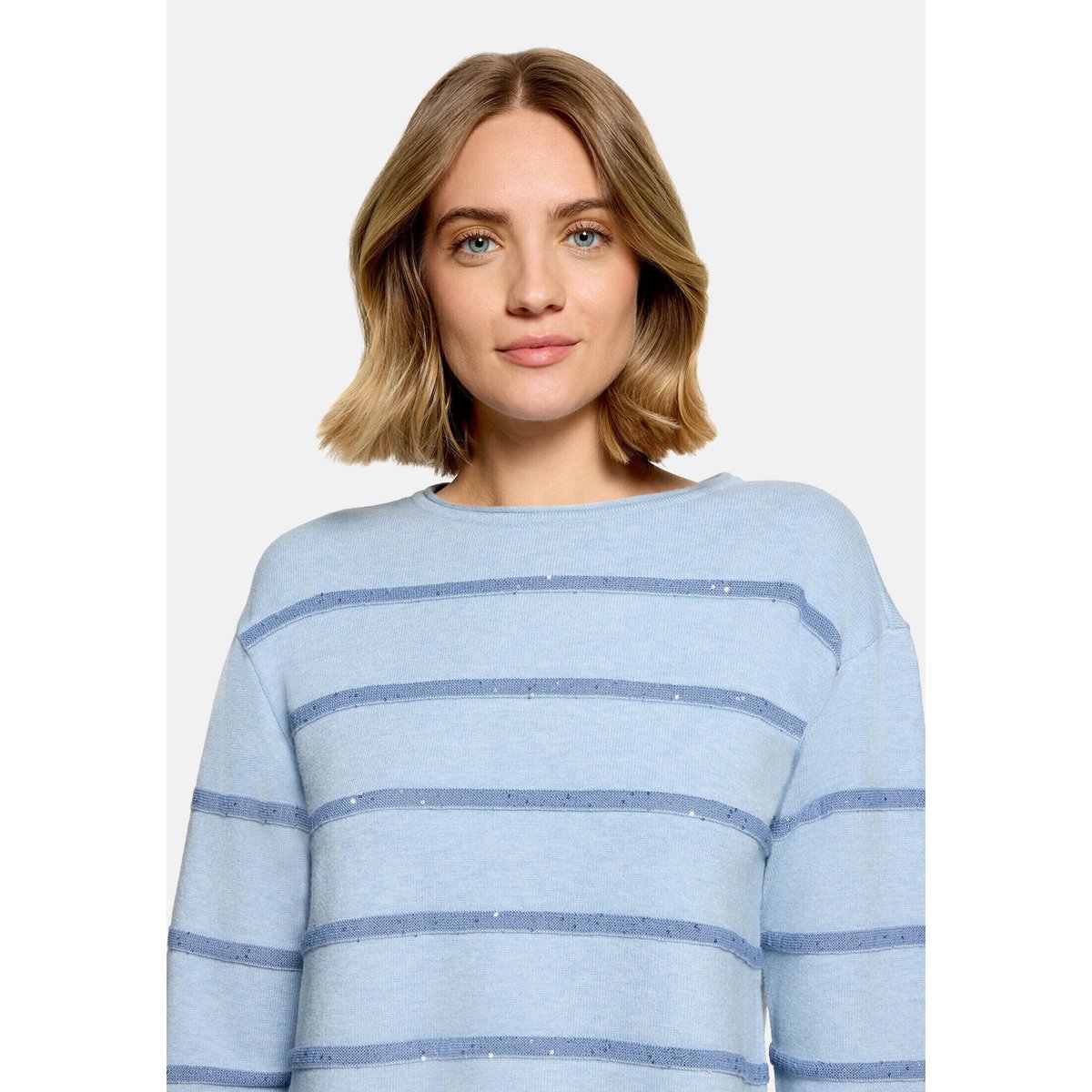 Pull-over en maille à paillettes patch light blue/blue, BETTY BARCLAY