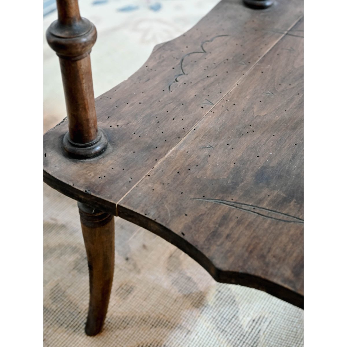 Table d'appoint en bois gravé Francine N°1523 - Bon état bois foncé, DEBONGOUT