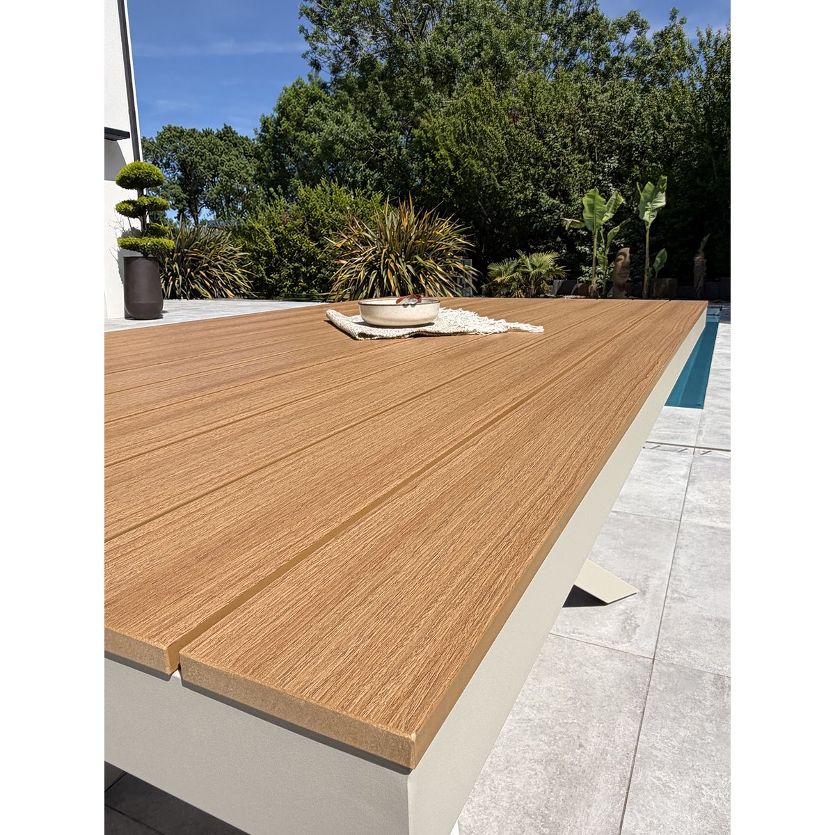Table de jardin en alu plateau polywood  aspect bois LAMU grège, DCB GARDEN
