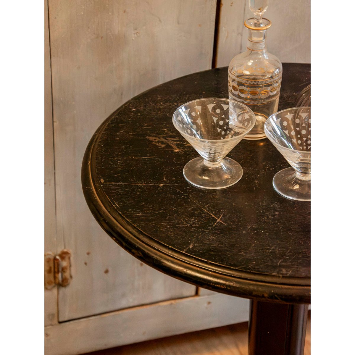 Table d'appoint au pied sculpté Francine N°1611 - Bon état noir, DEBONGOUT