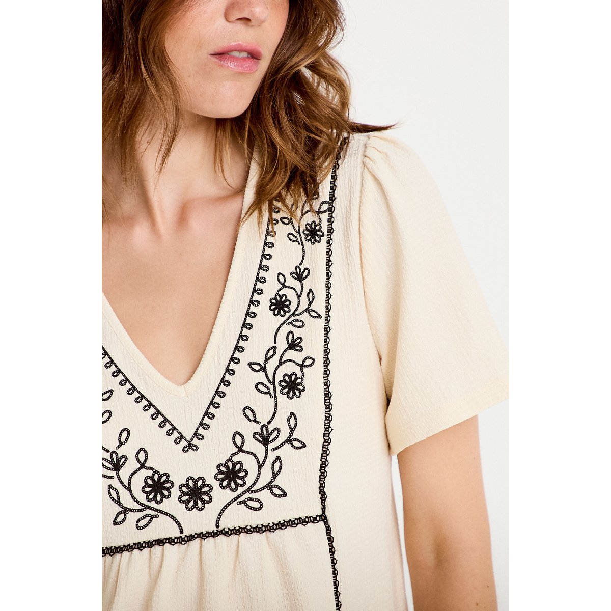 Blouse col v manches courtes ecru, CACHE CACHE