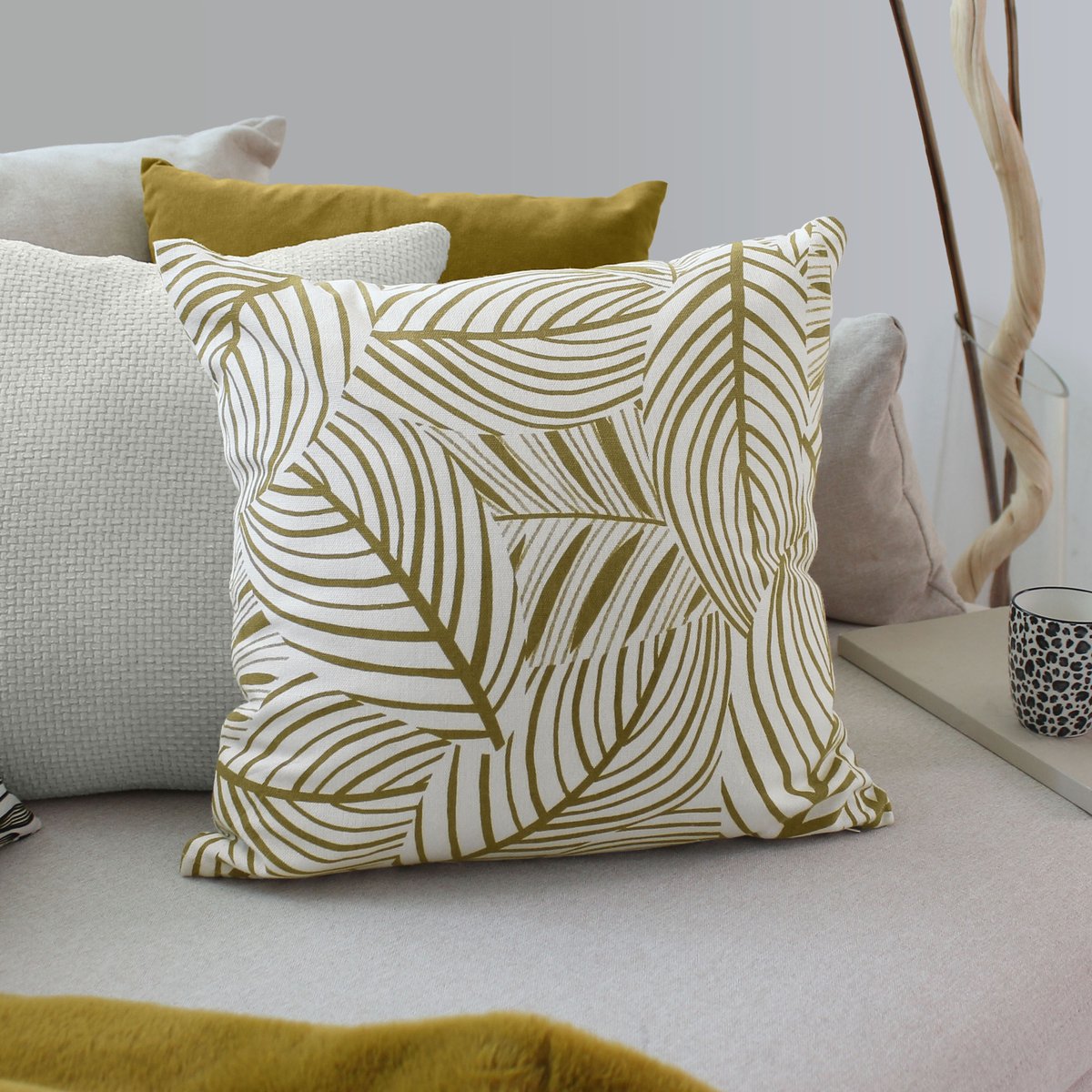 Coussin décoratif feuillage graphique en coton recyclé bronze, HOME MAISON