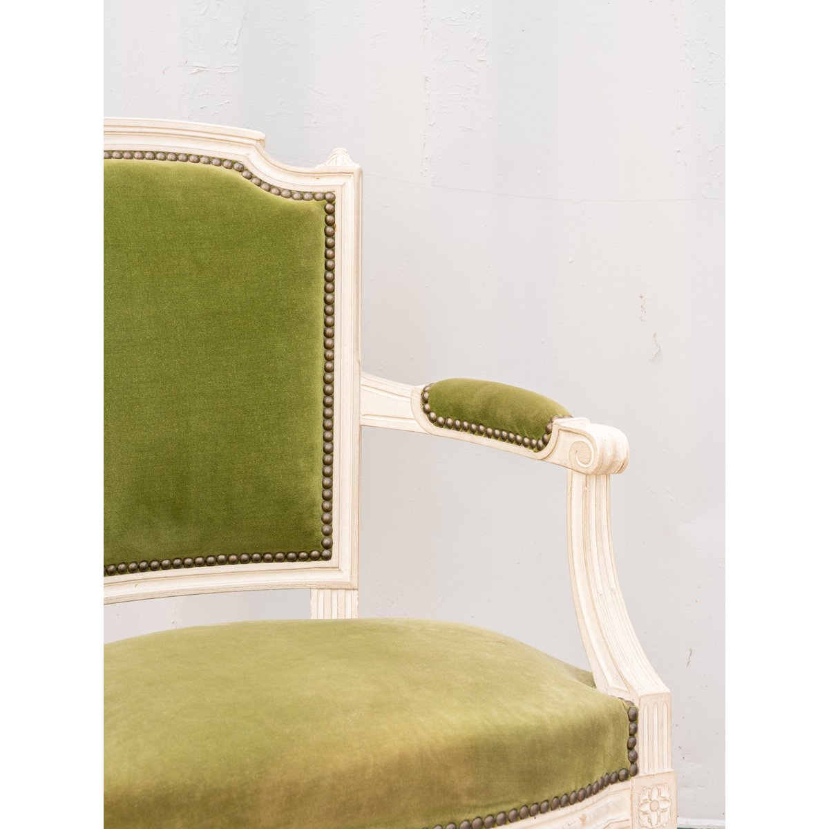 Fauteuil en bois et velours vert Ernest N°1060 - Bon état beige, DEBONGOUT