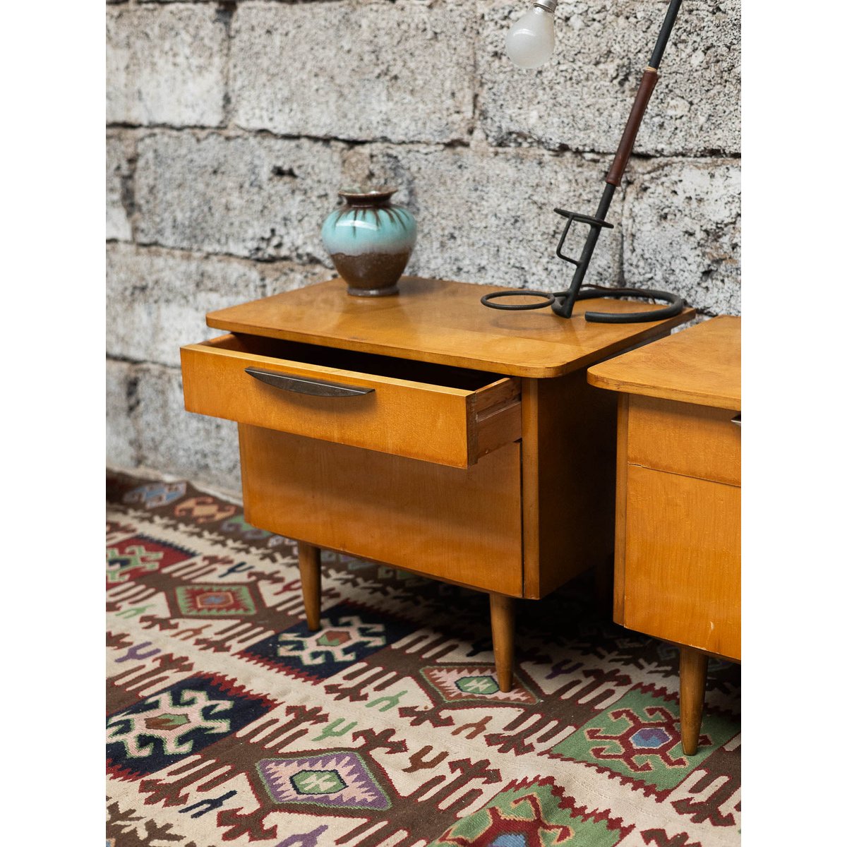 Paire de tables de chevet asymétriques Maïa N°1530 - Bon état bois clair, DEBONGOUT