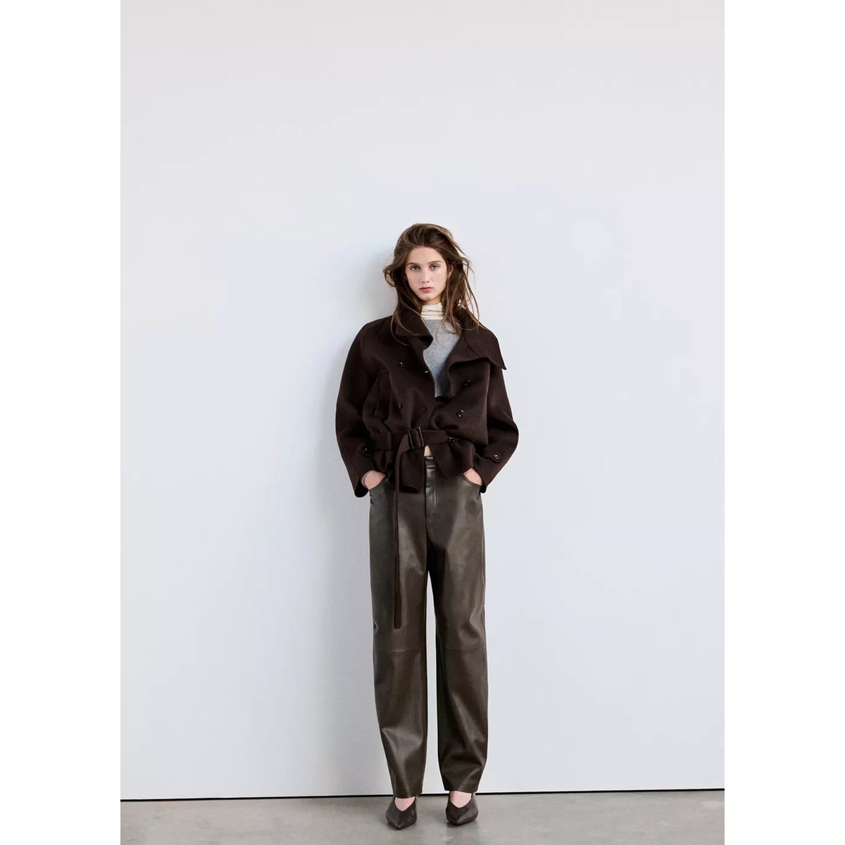 Pantalon ballon effet cuir chocolat, MANGO