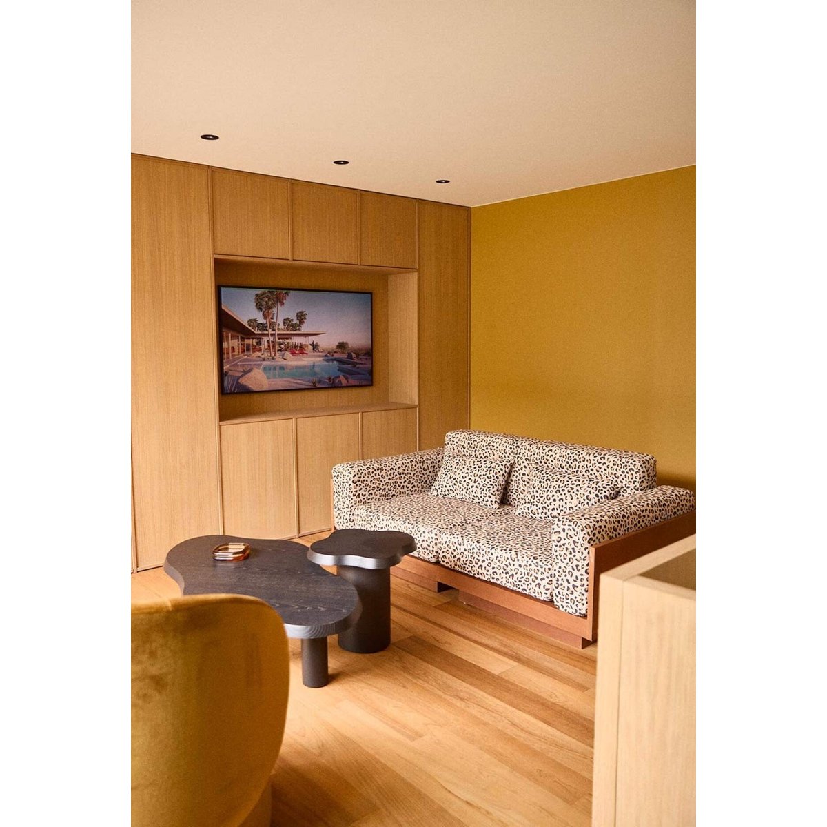 Canapé 2 places en lin finition teck, Georges Le Confortable marron leopard, GABRIELLE PARIS