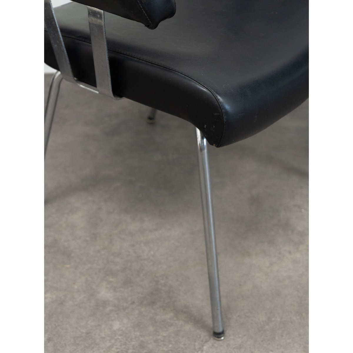 Paire de fauteuils en skaï et métal Jakob N°1289 - Bon état noir, DEBONGOUT