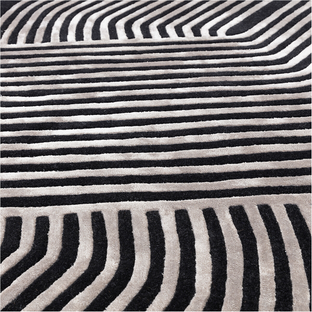 Cross-over Linear Pattern Rug black/white, ÉDITÉ