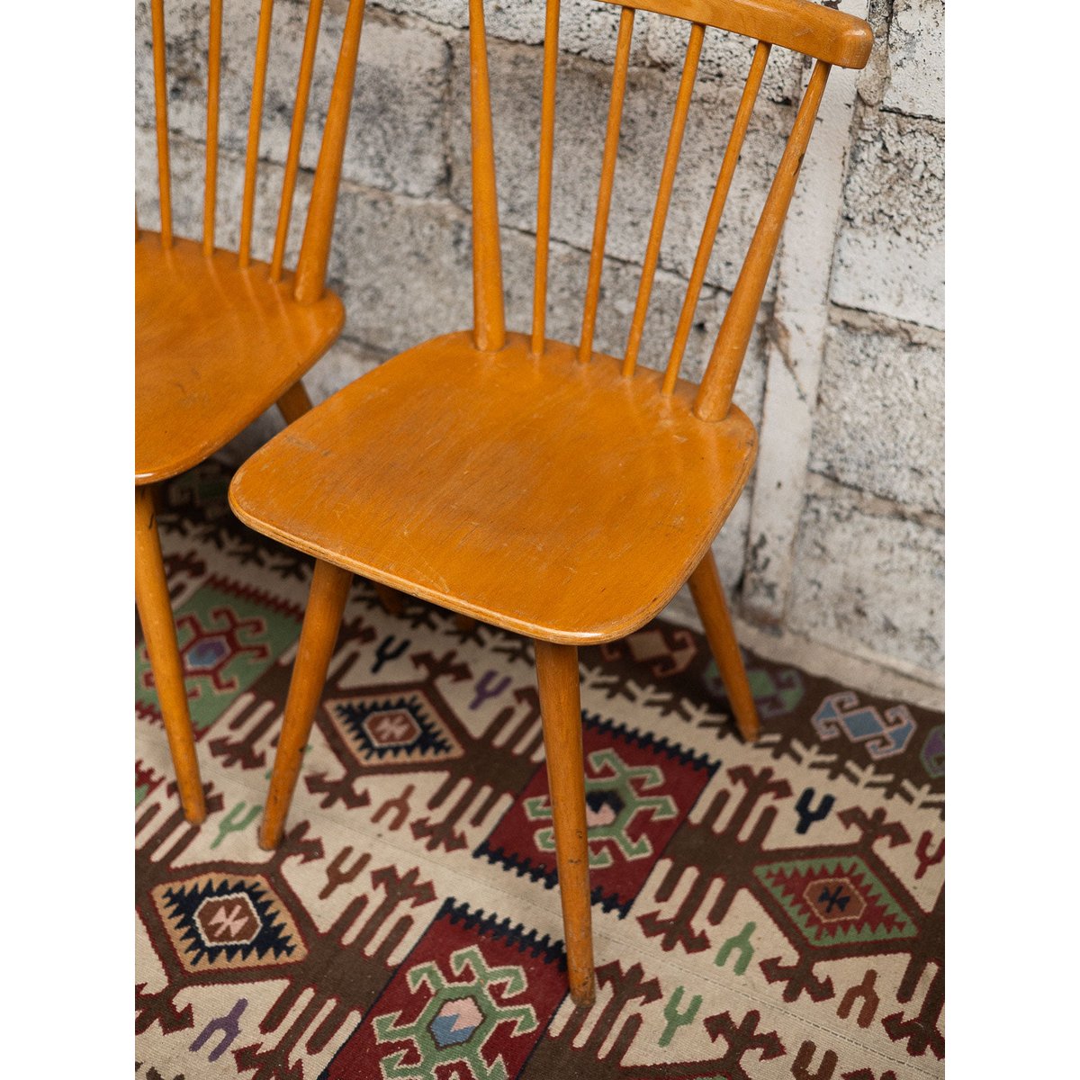 Paires de chaises à barreaux Alma N°1720 - Bon état bois clair, DEBONGOUT
