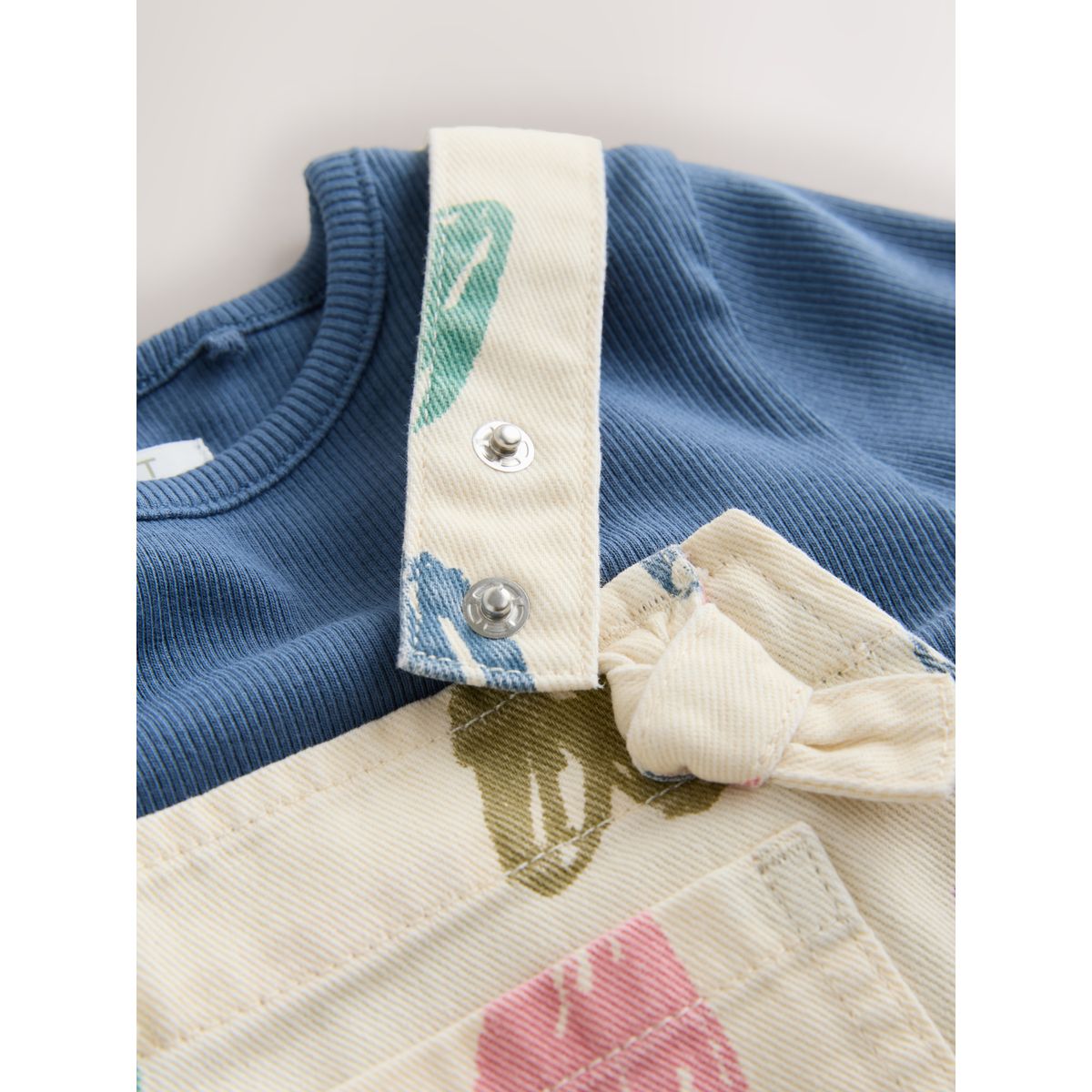 T-shirt et salopette avec imprimé cœur écru, NEXT