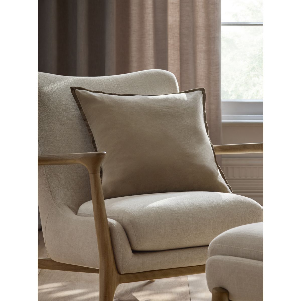 Coussin en velours de coton délavé n. premium naturel foncé, NEXT