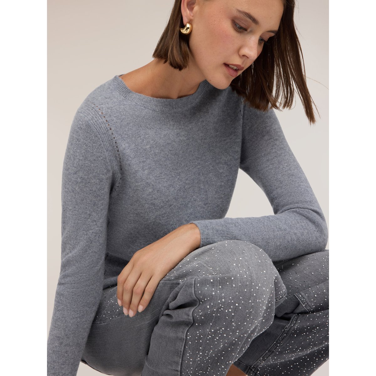 Pull ras du cou gris, MOTIVI