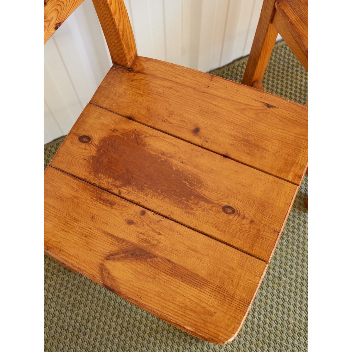 Paire de chaises en pin massif patiné Claude N°1460 - Bon état bois clair, DEBONGOUT